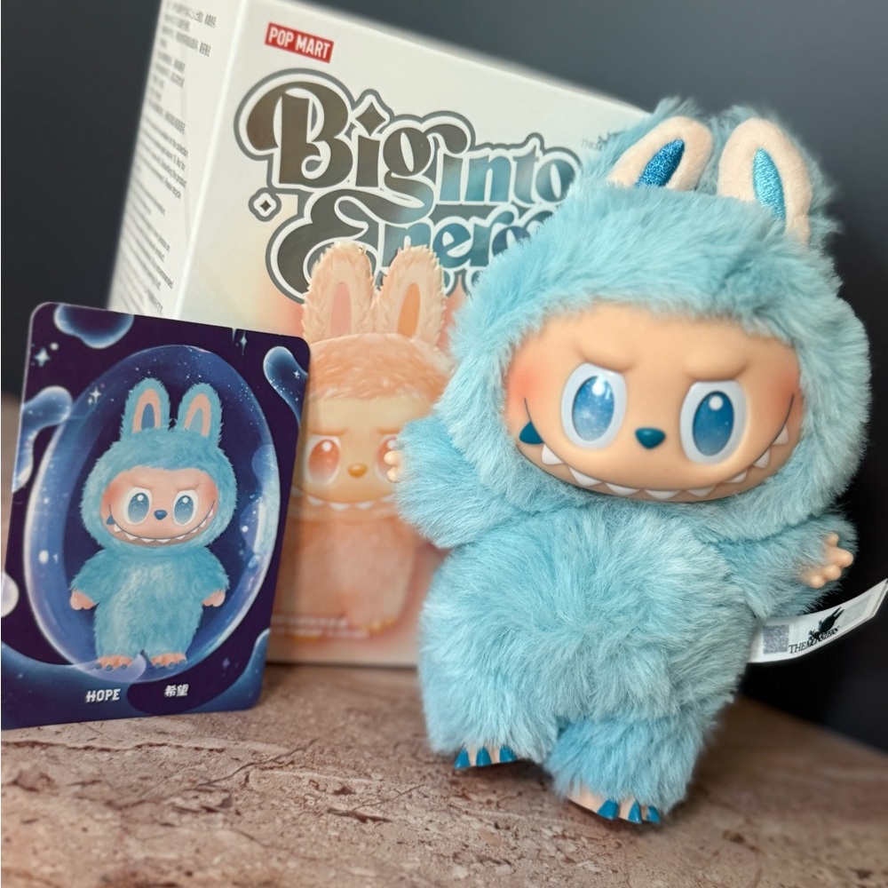 AUTHENTIC NEW Pop Mart LABUBU Big Into
Energy Vinyl Plush - HOPE